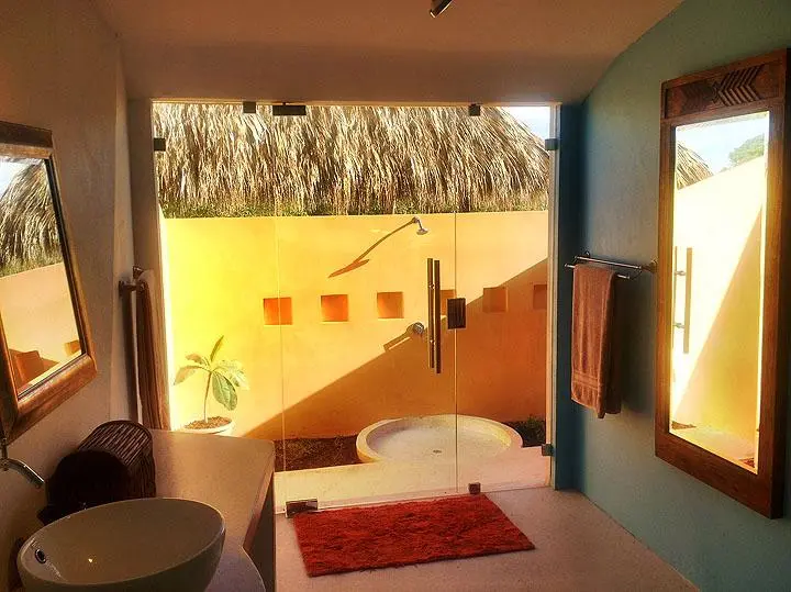 Eco-Friendly Tropical Home photo 13