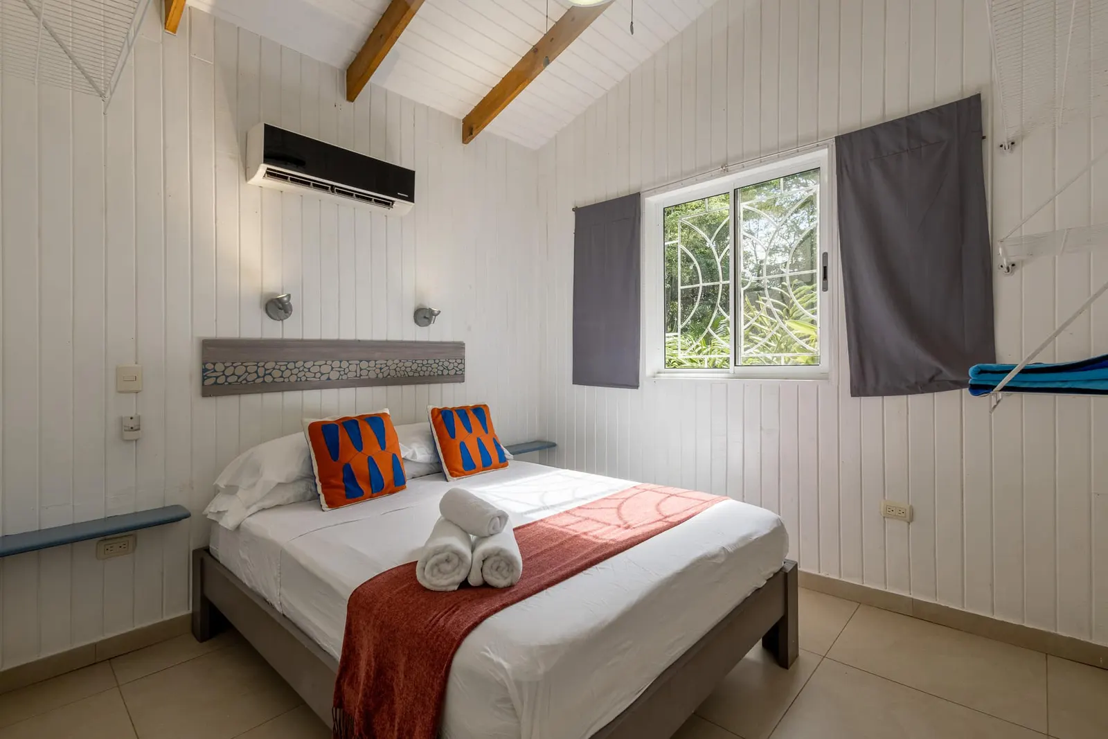 Five-Cabin Turnkey Retreat 200 m from the Los Cedros Surf Break photo 11