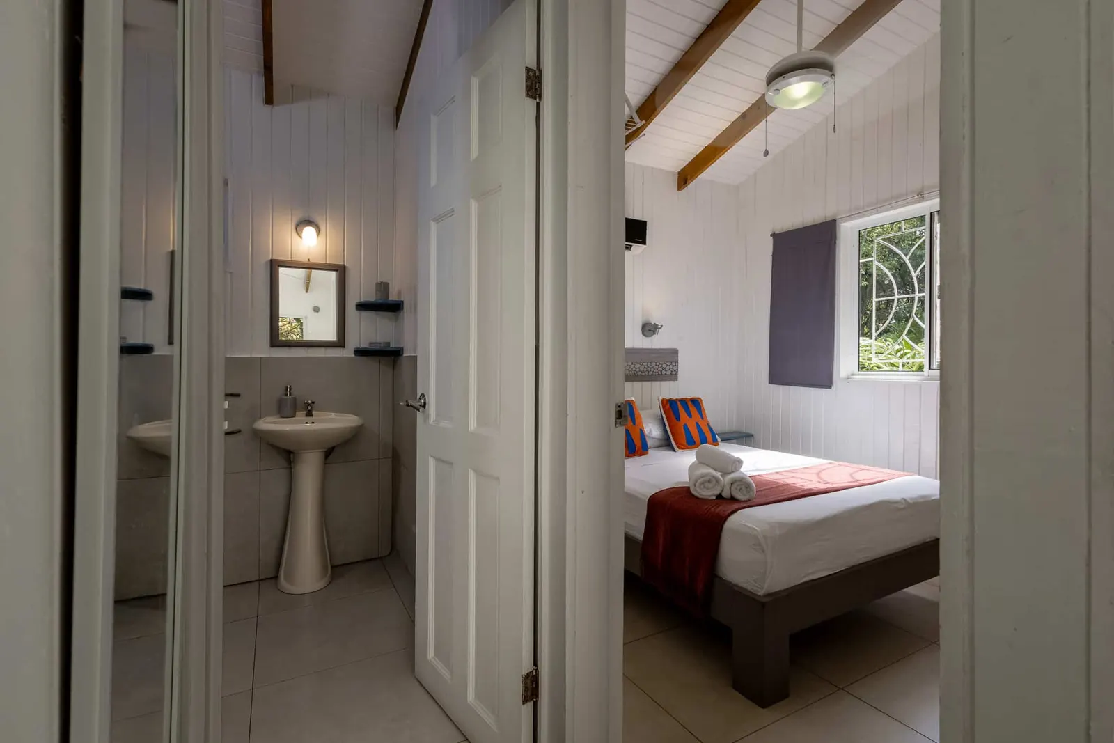 Five-Cabin Turnkey Retreat 200 m from the Los Cedros Surf Break photo 12