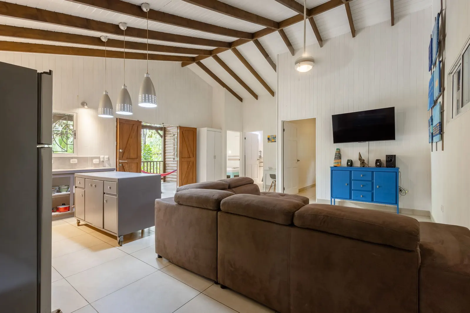 Five-Cabin Turnkey Retreat 200 m from the Los Cedros Surf Break photo 4