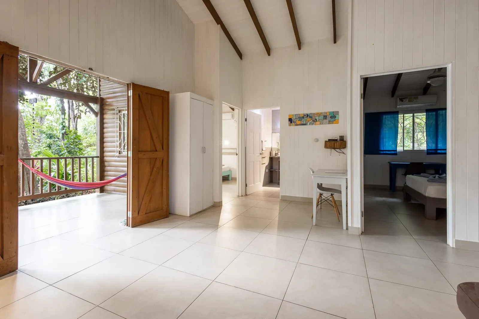 Five-Cabin Turnkey Retreat 200 m from the Los Cedros Surf Break photo 6