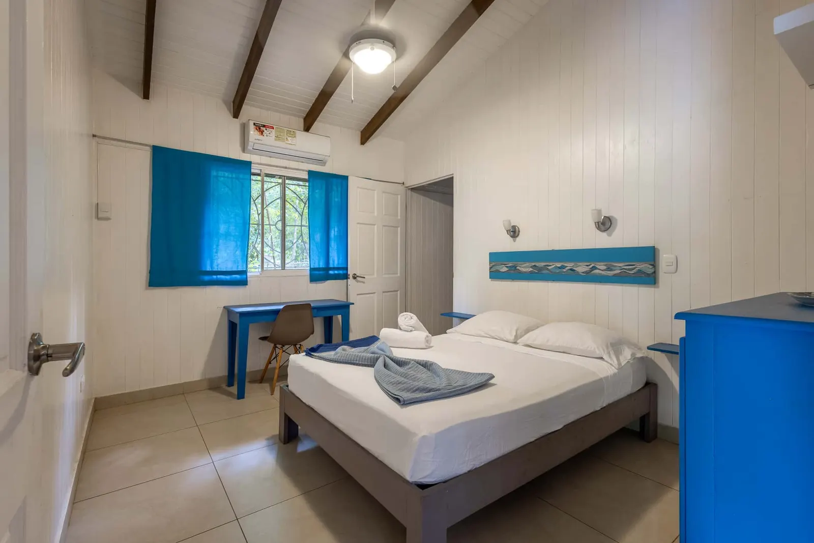 Five-Cabin Turnkey Retreat 200 m from the Los Cedros Surf Break photo 7