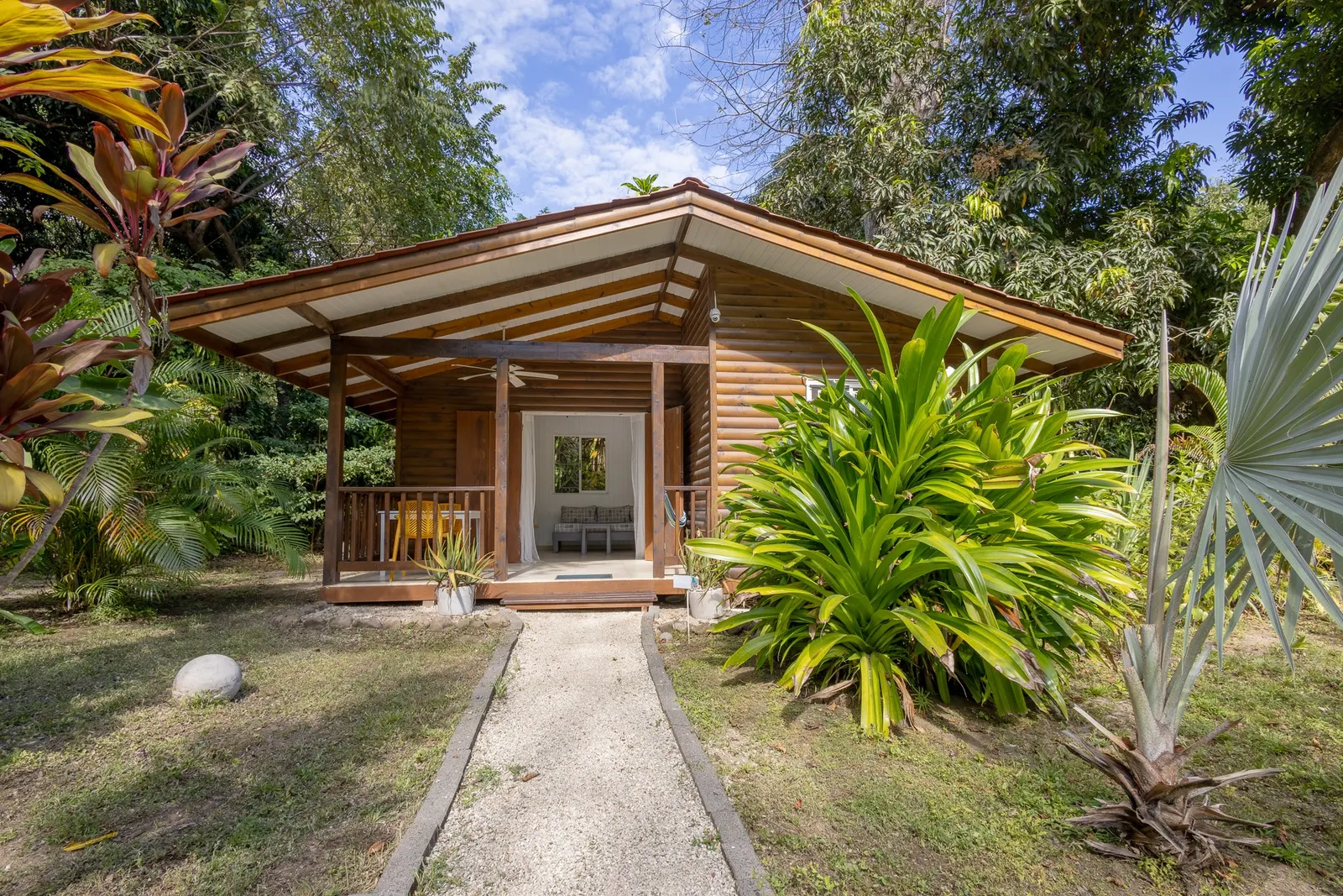 Five-Cabin Turnkey Retreat 200 m from the Los Cedros Surf Break photo 9