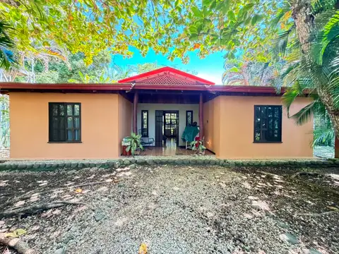 Fenced 3BR Home with Jacuzzi Near Cabo Blanco, Cabuya in Cabuya, Costa Rica